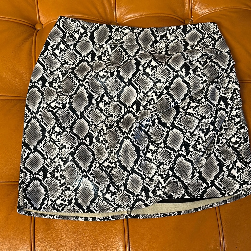 Black and White Mini Pencil Skirt for Night Out